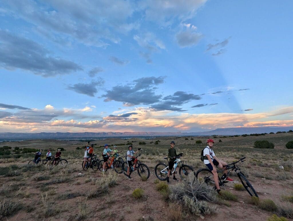 Paseo al atardecer del programa de rutas de secundaria